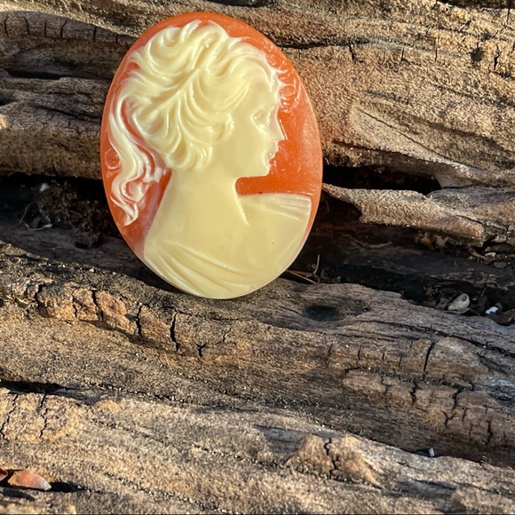 1960's White Cameo on Peach Background - Picture 4 of 5